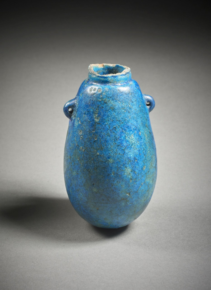 VASE OVOÏDE EN FAÏENCE BLEUE  Art égyptien, Basse Époque ou époque ptolémaïque, 664-30 av. J.-C.