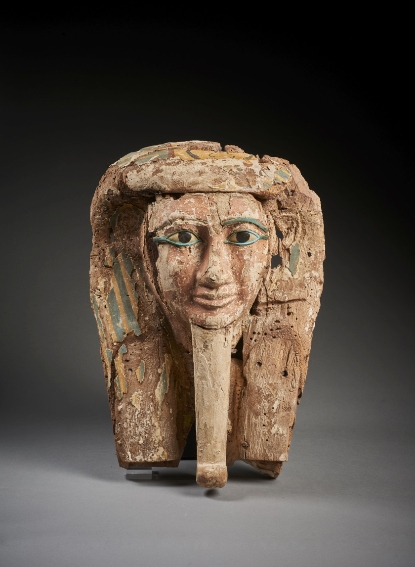 MASQUE DE SARCOPHAGE EN BOIS STUQUÉ ET PEINT  Art égyptien, Troisième Période Intermédiaire ou début de la Basse Époque