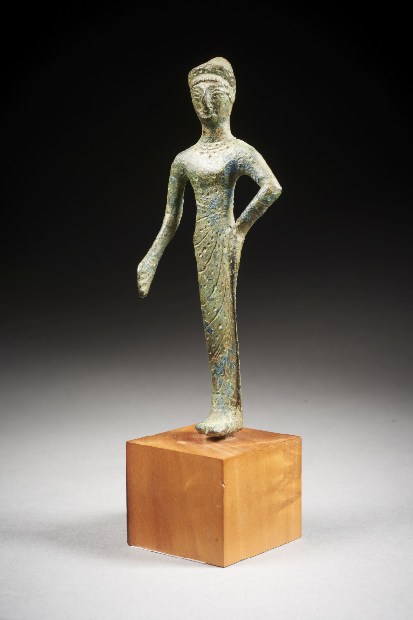 STATUETTE FÉMININE EN BRONZE  Art étrusque, fin du VIe siècle av. J.-C.