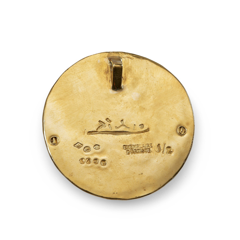 Pablo PICASSO (1881-1973) Vallauris - 1956 Pendentif en or 23K, figurant trois visages, daté 1956, d'après une empreinte originale d..