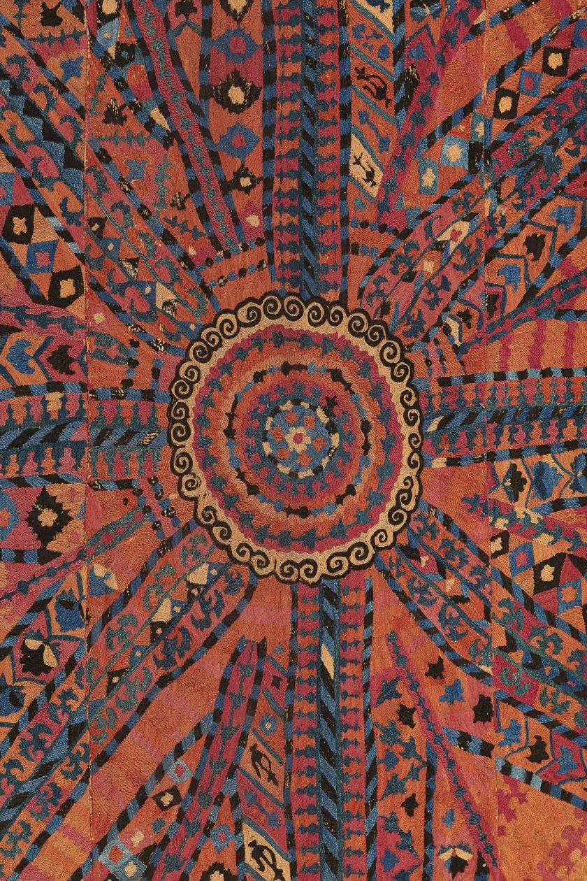 IMPORTANTE ET RARE BRODERIE SUZANI DE TYPE " LARGE MEDALLION "  Ouzbékistan, probablement Bukhara, vers 1800 ou antérieur