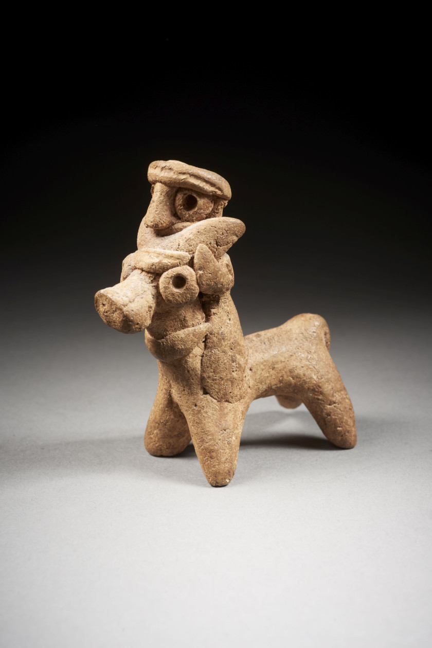 ENFANT CHEVAUCHANT UN BÉLIER EN TERRE CUITE  Art Syro-hittite, première moitié du IIe millénaire av. J.-C.