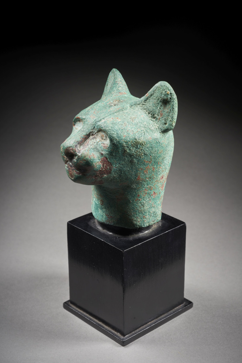 TÊTE DE CHATTE EN BRONZE  Art égyptien, Basse Époque ou époque ptolémaïque, 664-30 av. J.-C.