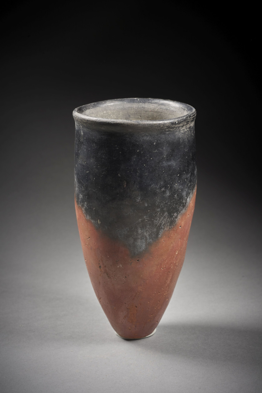 VASE "BLACK TOP" EN TERRE CUITE  Art égyptien, période prédynastique, Nagada I-II, 4000 - 3300 av. J.-C.