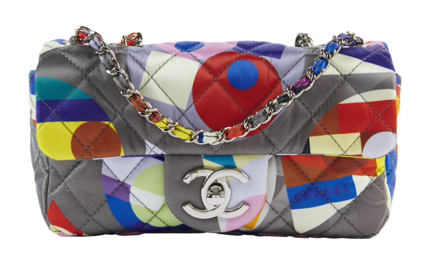 CHANEL Collection 2014/2015  Sac à rabat Coco Color Nylon multicolore Garniture métal argenté Dimensions : 17 x 10 x 4 c...