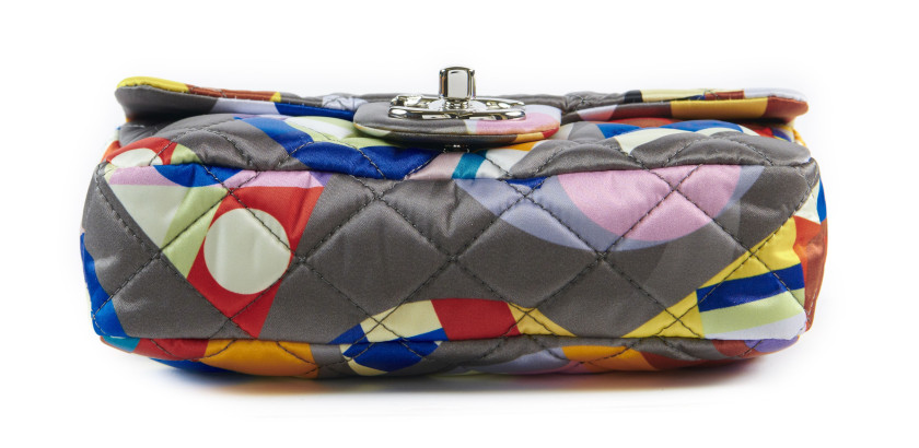 CHANEL Collection 2014/2015  Sac à rabat Coco Color Nylon multicolore Garniture métal argenté Dimensions : 17 x 10 x 4 c...