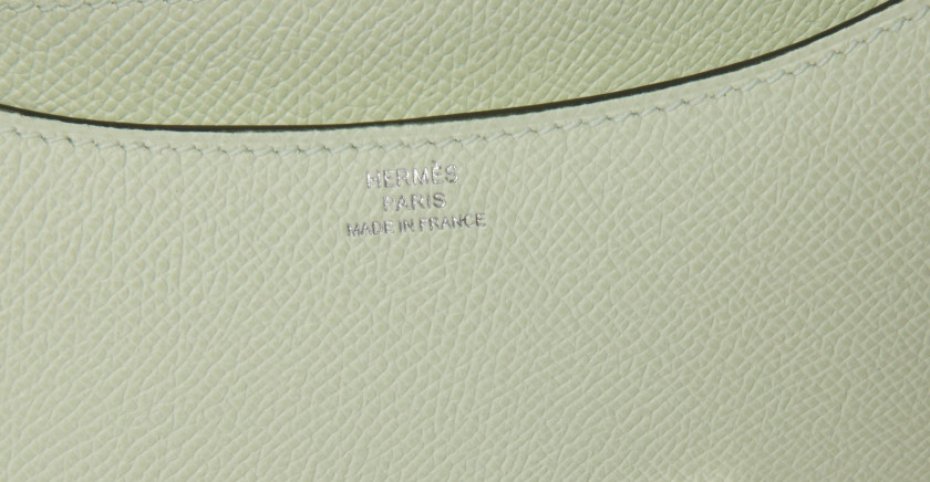 HERMÈS 2022  Sac Mini CONSTANCE  Veau Epsom Vert Fizz Garniture métal argenté palladié Miroir intérieur  Mini CONSTA...