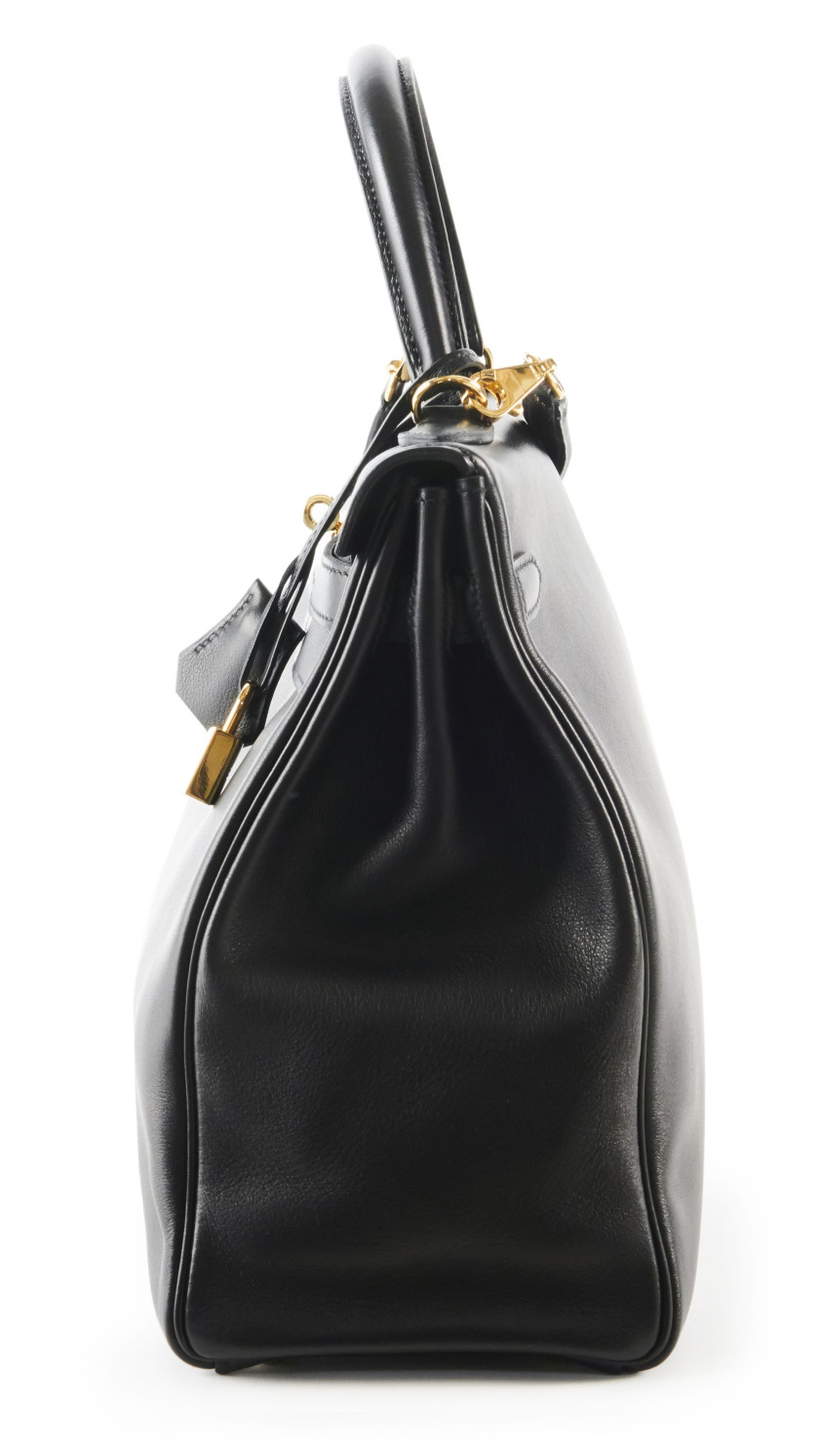 HERMÈS 2010  Sac KELLY Retourné 35 Veau Swift noir Garniture métal plaqué or Bandoulière  KELLY Retourné 35 bag Bl...