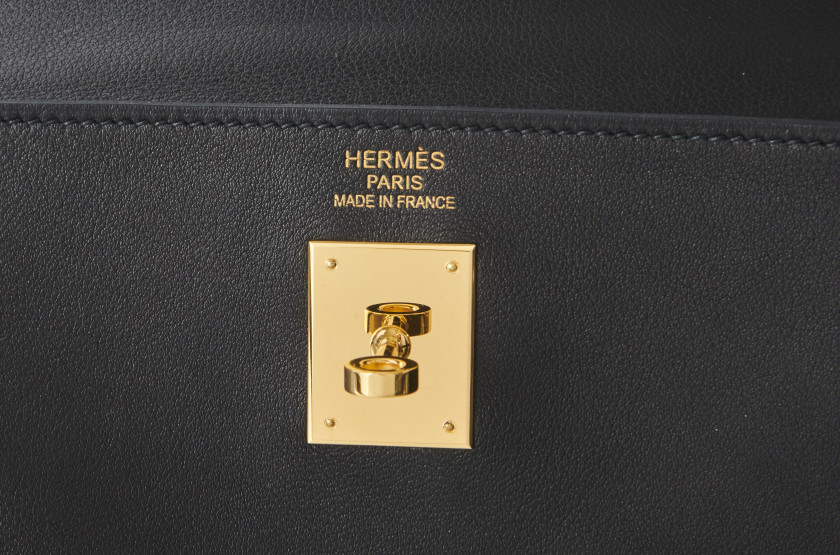 HERMÈS 2010  Sac KELLY Retourné 35 Veau Swift noir Garniture métal plaqué or Bandoulière  KELLY Retourné 35 bag Bl...