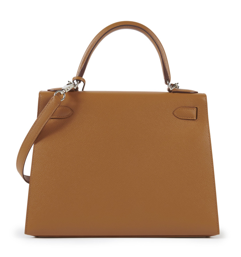 HERMÈS 2020  Sac KELLY Sellier VERSO 28 Veau Epsom Gold Intérieur en chèvre Ambre Garniture métal argenté palladié Ban...