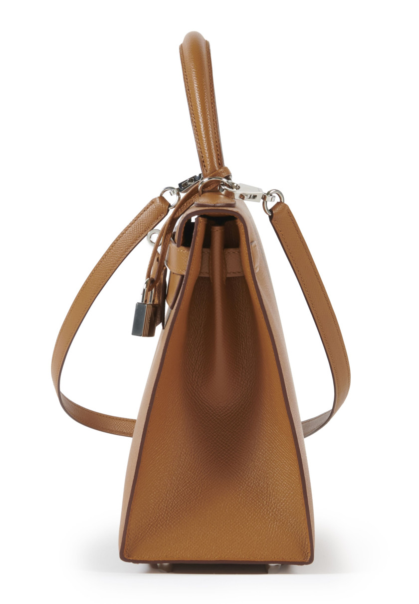 HERMÈS 2020  Sac KELLY Sellier VERSO 28 Veau Epsom Gold Intérieur en chèvre Ambre Garniture métal argenté palladié Ban...