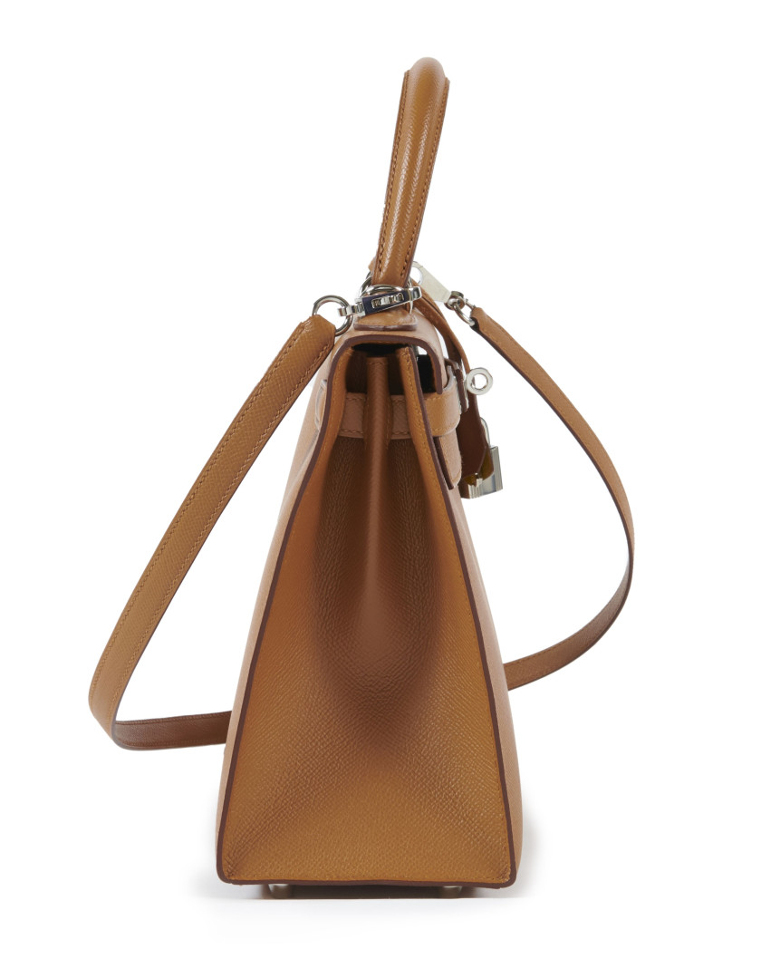 HERMÈS 2020  Sac KELLY Sellier VERSO 28 Veau Epsom Gold Intérieur en chèvre Ambre Garniture métal argenté palladié Ban...