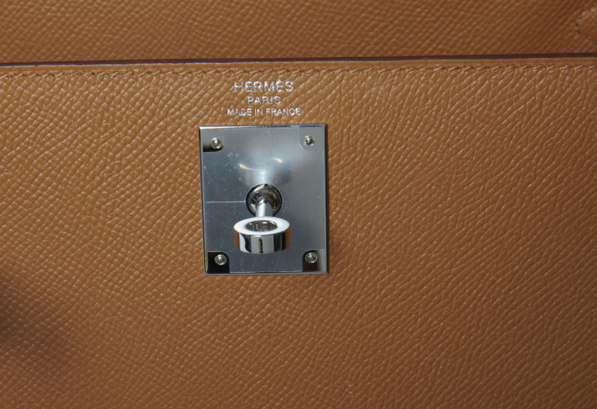 HERMÈS 2020  Sac KELLY Sellier VERSO 28 Veau Epsom Gold Intérieur en chèvre Ambre Garniture métal argenté palladié Ban...