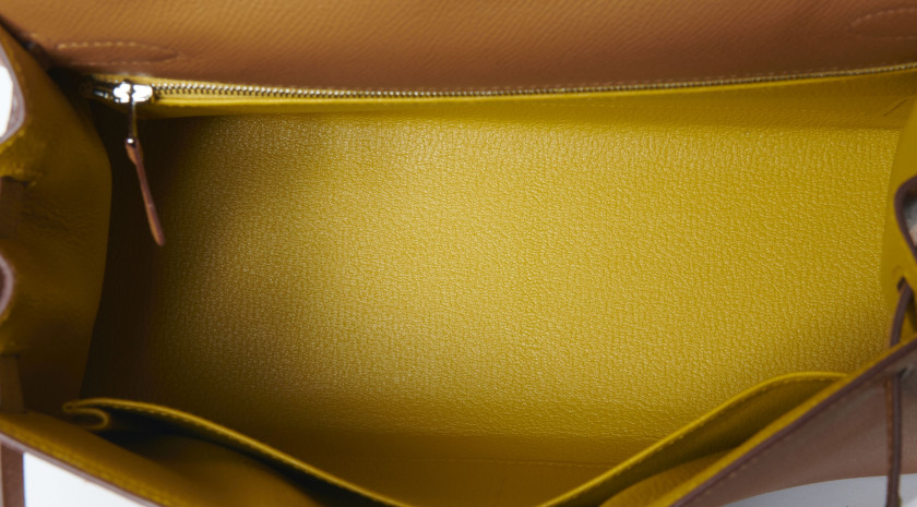 HERMÈS 2020  Sac KELLY Sellier VERSO 28 Veau Epsom Gold Intérieur en chèvre Ambre Garniture métal argenté palladié Ban...