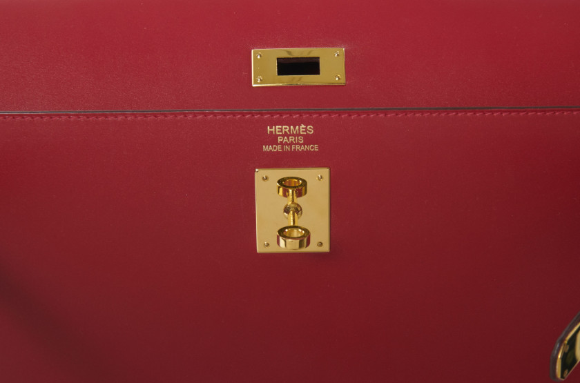 HERMÈS 2017  Sac KELLY Sellier 35 Veau Tadelakt Rouge Vif Garniture métal plaqué or Bandoulière  KELLY Sellier 35 ba...