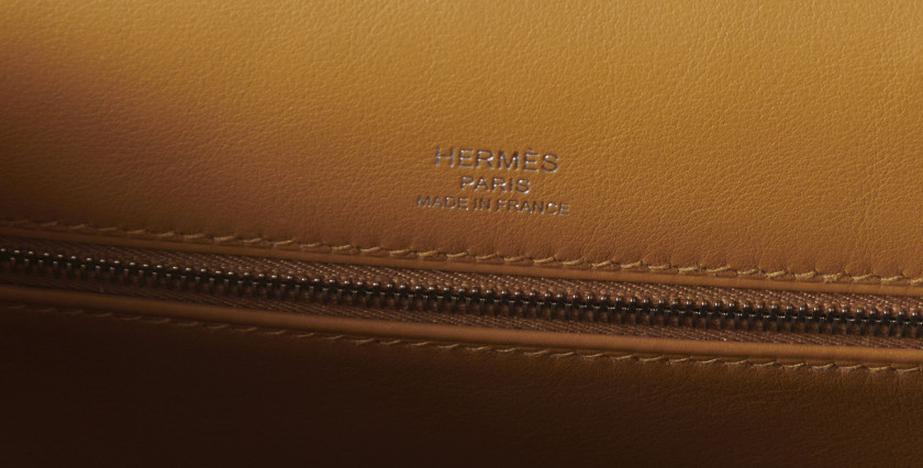 HERMÈS Édition Limitée 2022  Sac KELLY QUADRILLE 28 Veau Swift Sésame Toile Désert, blanc et noir Garniture métal arge...