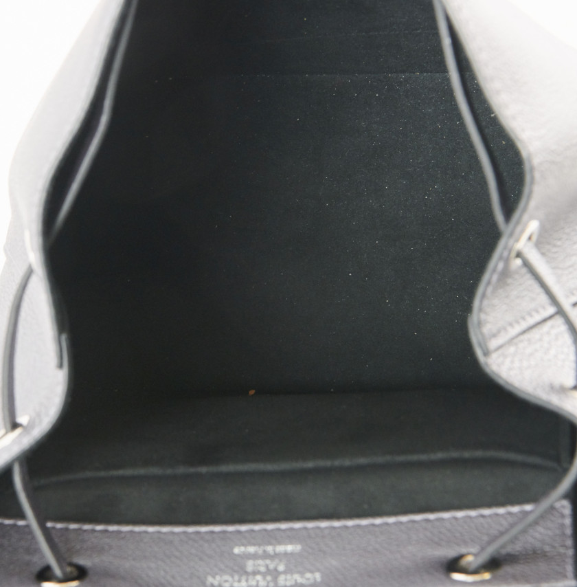 LOUIS VUITTON 2016  Sac à dos LOCKME Taurillon gris métallisé et noir Garniture métal argenté et doré Dimensions : 21 x...