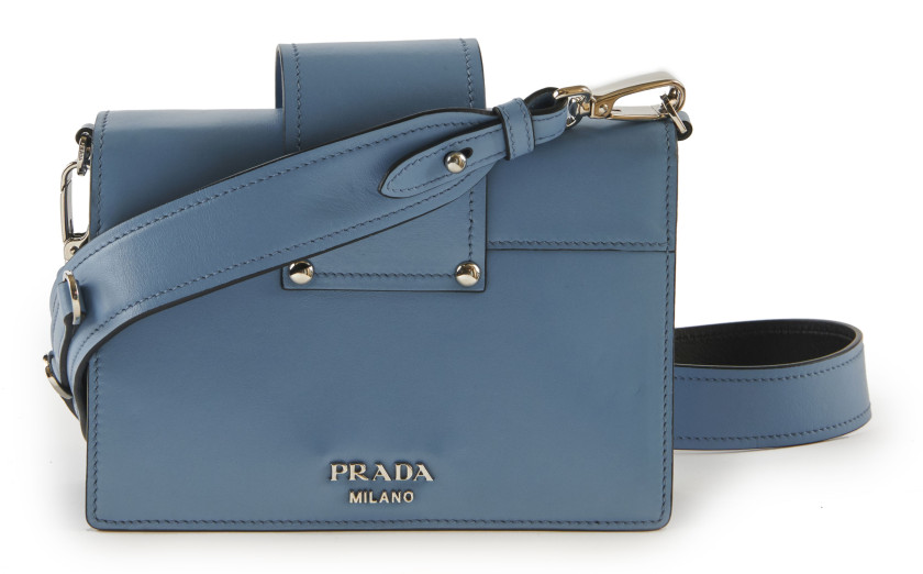 PRADA 2017  Sac RIBBON PLEX Cuir de veau bleu clair et noir Garniture en métal argenté et plexiglas rose et noir Dimensi...