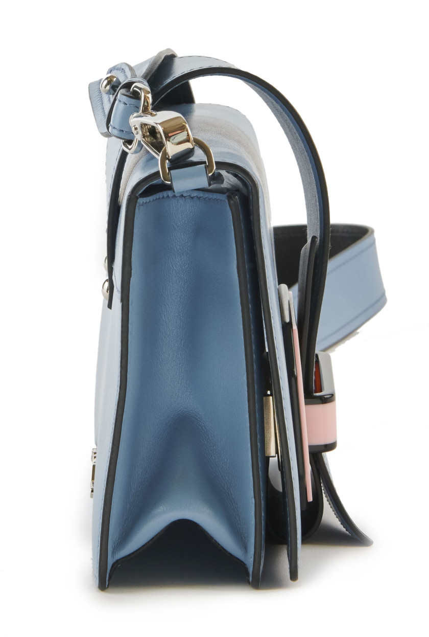 PRADA 2017  Sac RIBBON PLEX Cuir de veau bleu clair et noir Garniture en métal argenté et plexiglas rose et noir Dimensi...