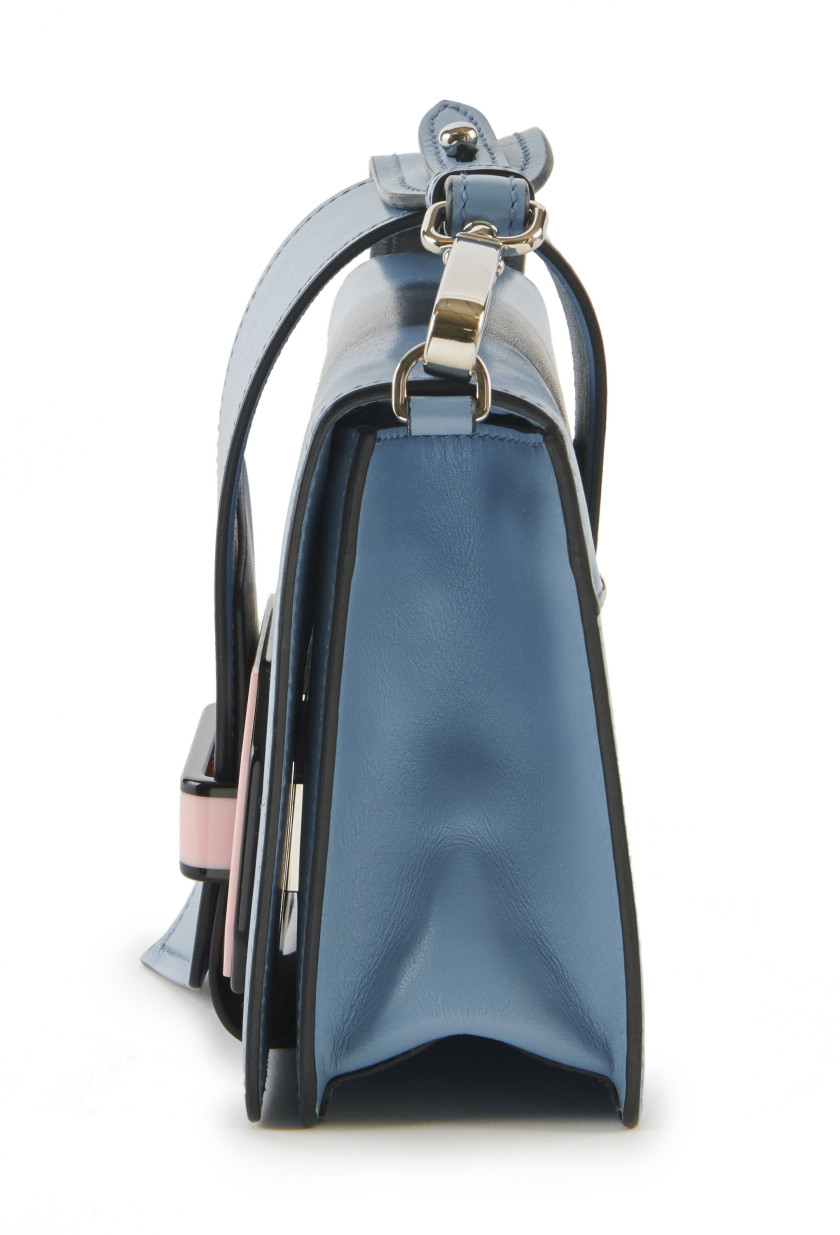 PRADA 2017  Sac RIBBON PLEX Cuir de veau bleu clair et noir Garniture en métal argenté et plexiglas rose et noir Dimensi...