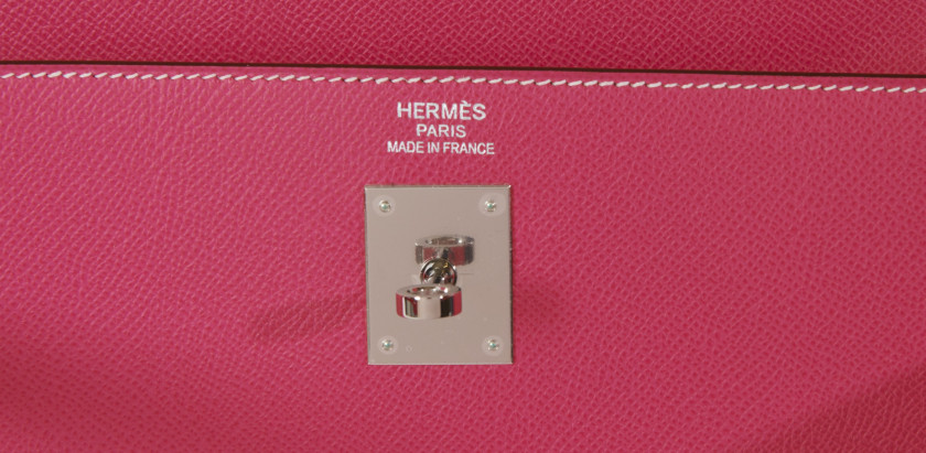 HERMÈS 2014  Sac KELLY Sellier 35 Veau Epsom Rose Tyrien Piqué sellier blanc Garniture métal argenté palladié Bandouli...