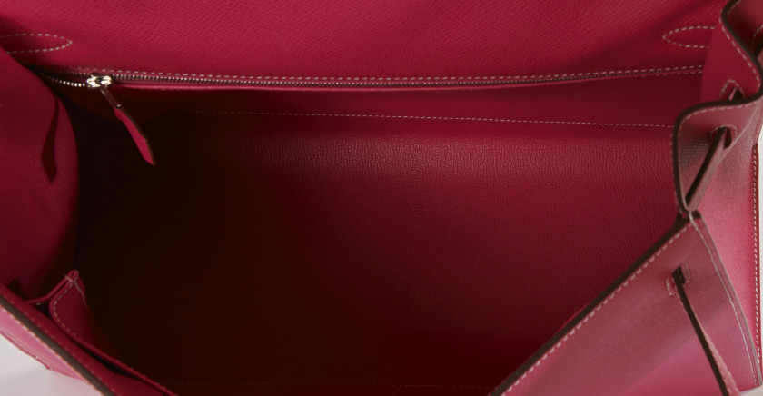 HERMÈS 2014  Sac KELLY Sellier 35 Veau Epsom Rose Tyrien Piqué sellier blanc Garniture métal argenté palladié Bandouli...