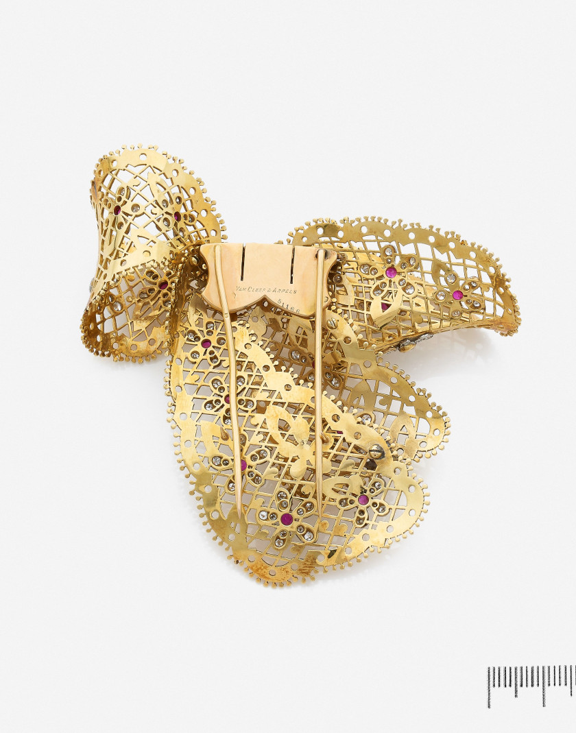 VAN CLEEF & ARPELS  Clip de corsage "Noeud de dentelle"