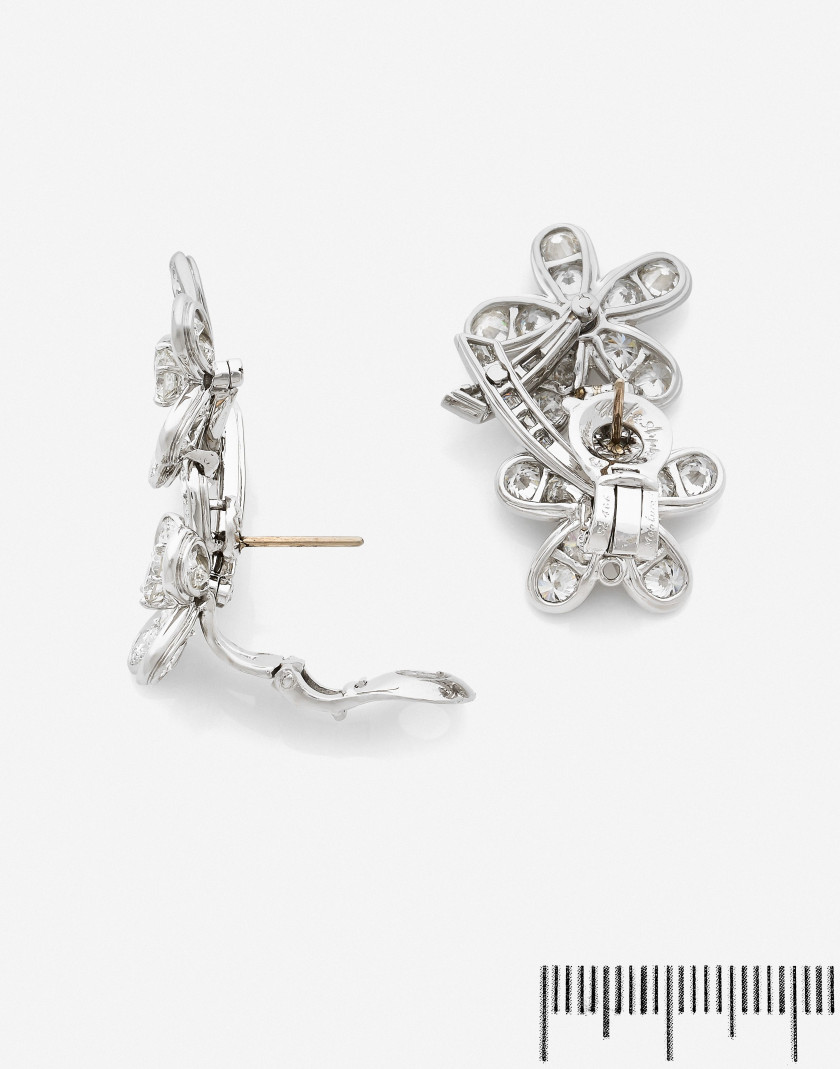 VAN CLEEF & ARPELS (Monture)  Paire de boucles d'oreilles