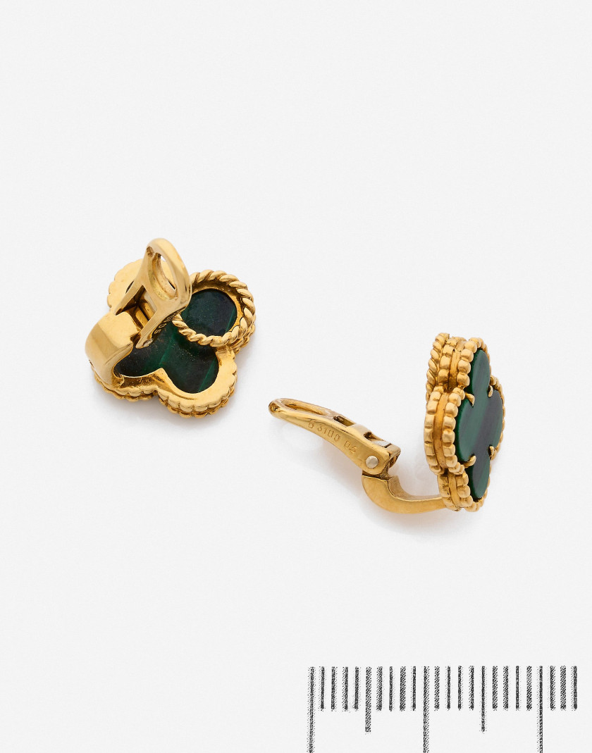 VAN CLEEF & ARPELS  Paire de clips d'oreilles "Alhambra"