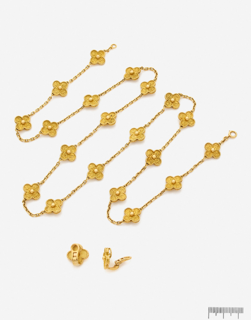 VAN CLEEF & ARPELS  Sautoir et paire de clips d'oreilles "Alhambra"