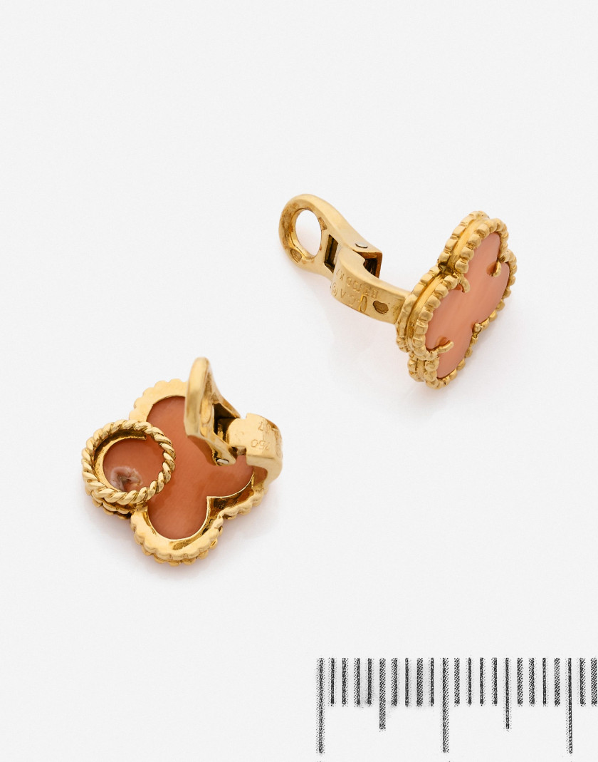 VAN CLEEF & ARPELS  Paire de clips d'oreilles "Alhambra"