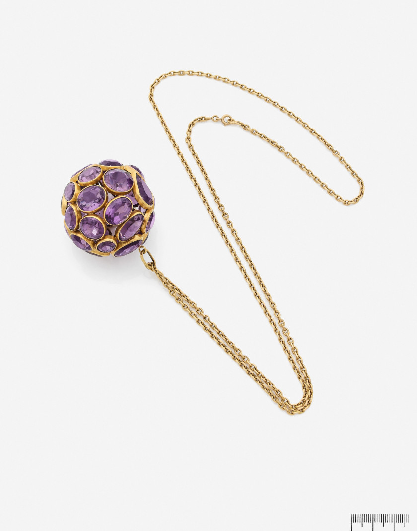 Pendentif boule et chaîne