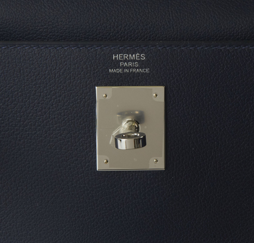 HERMÈS 2022  Sac KELLY Retourné 28 Veau Evercolor Bleu Nuit Garniture métal argenté palladié Bandoulière  KELLY Reto...