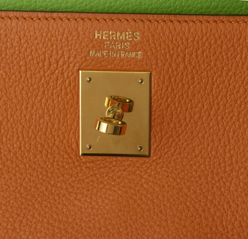 HERMÈS 2003  Sac KELLY Retourné 35 Cuir grainé orange, vert et jaune Garniture métal plaqué or Bandoulière  KELLY Re...