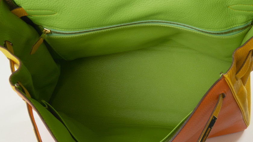 HERMÈS 2003  Sac KELLY Retourné 35 Cuir grainé orange, vert et jaune Garniture métal plaqué or Bandoulière  KELLY Re...