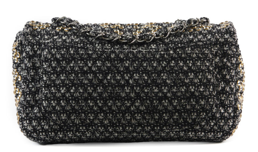CHANEL  Sac TIMELESS Tweed noir et blanc réhaussé de gros strass Garniture métal argenté Dimensions : 29 x 17 x 8 cm  ...