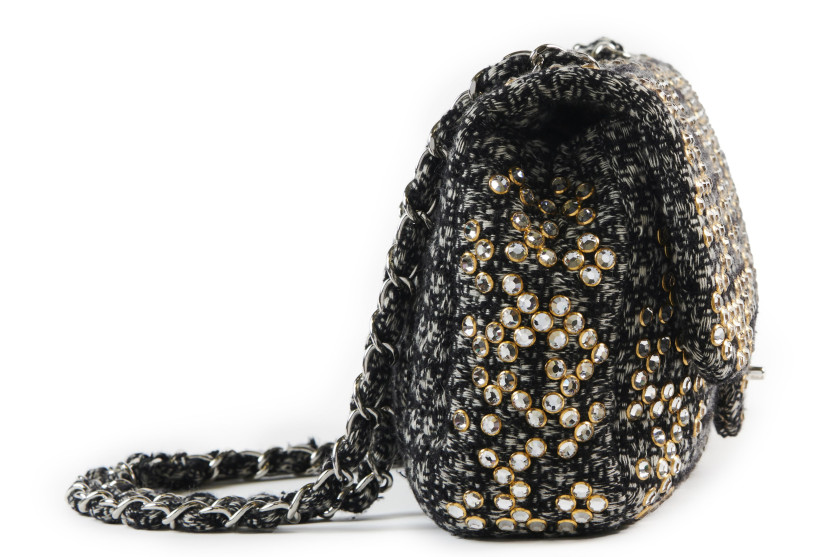 CHANEL  Sac TIMELESS Tweed noir et blanc réhaussé de gros strass Garniture métal argenté Dimensions : 29 x 17 x 8 cm  ...