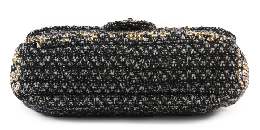 CHANEL  Sac TIMELESS Tweed noir et blanc réhaussé de gros strass Garniture métal argenté Dimensions : 29 x 17 x 8 cm  ...