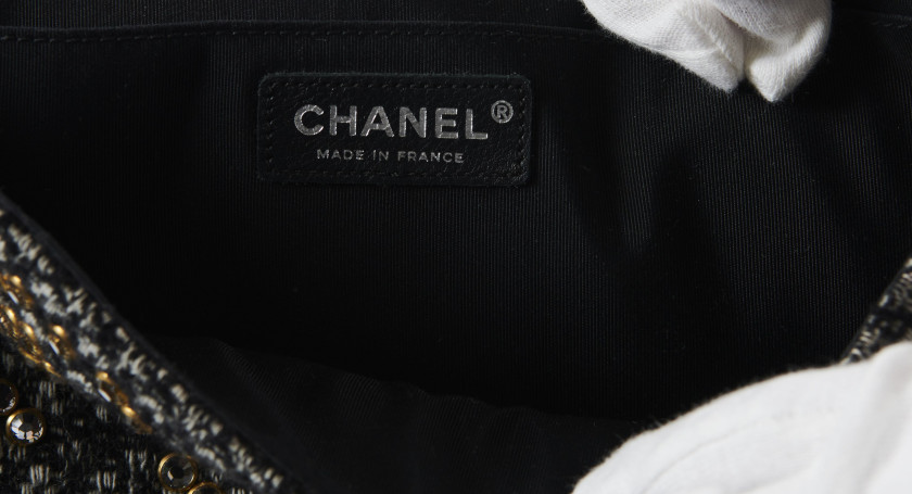 CHANEL  Sac TIMELESS Tweed noir et blanc réhaussé de gros strass Garniture métal argenté Dimensions : 29 x 17 x 8 cm  ...