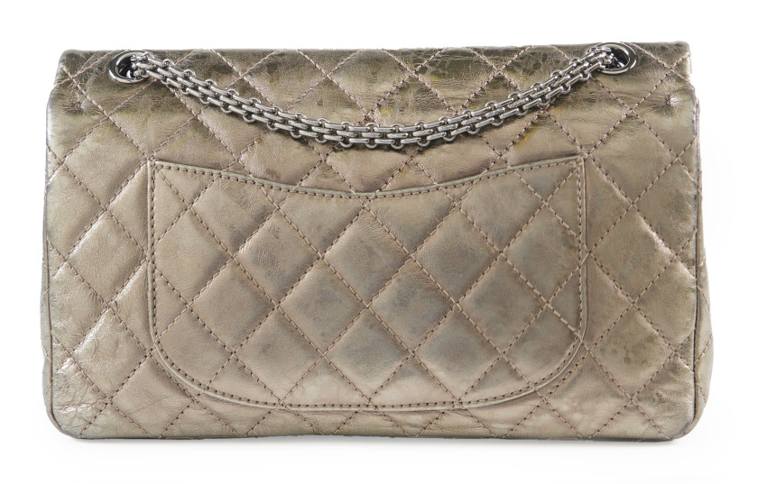 CHANEL  Sac 2.55 Cuir matelassé doré Garniture métal argenté Dimensions : 28 x 17 x 7 cm  2.55 bag Gold quilted leat...