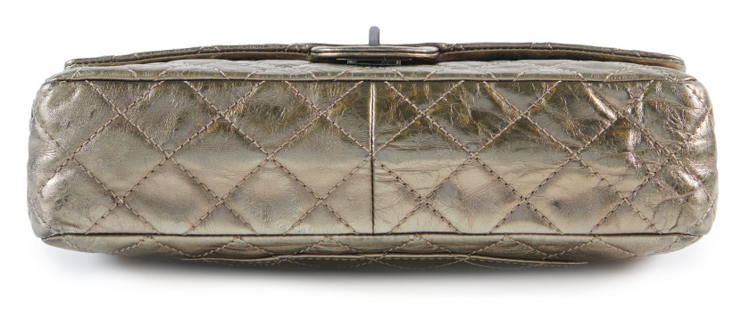 CHANEL  Sac 2.55 Cuir matelassé doré Garniture métal argenté Dimensions : 28 x 17 x 7 cm  2.55 bag Gold quilted leat...