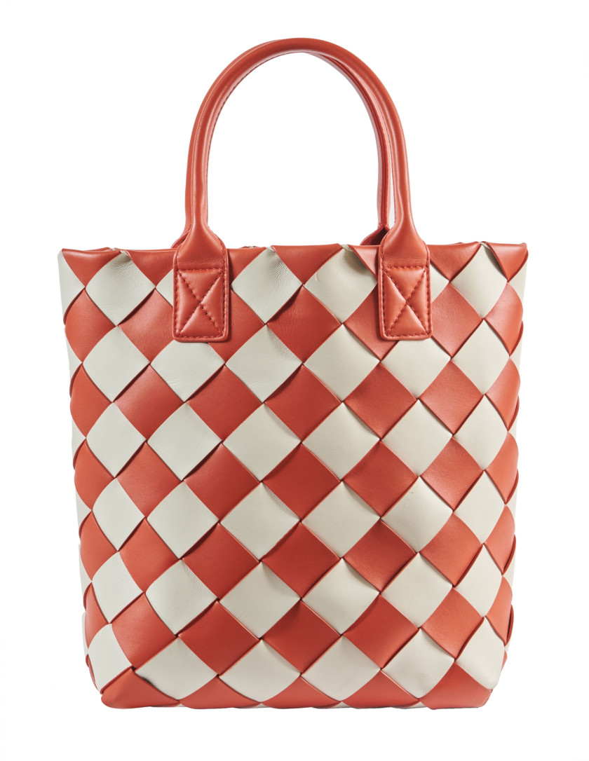 BOTTEGA VENETA  Sac Cuir de veau à motif Intrecciato orange et blanc Dimensions : 27 x 36 x 15 cm Bandoulière amovible ...