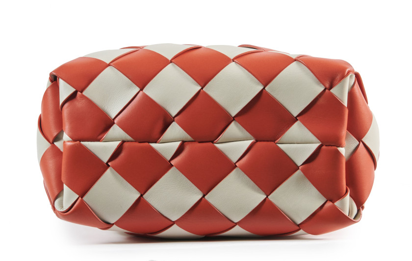 BOTTEGA VENETA  Sac Cuir de veau à motif Intrecciato orange et blanc Dimensions : 27 x 36 x 15 cm Bandoulière amovible ...