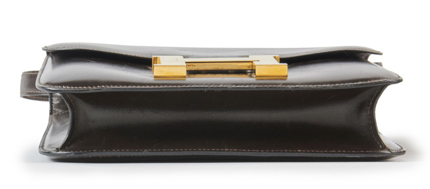 HERMÈS 1982  Sac CONSTANCE 24 Box marron Garniture métal plaqué or  CONSTANCE 24 bag Brown box calfskin leather Gi...