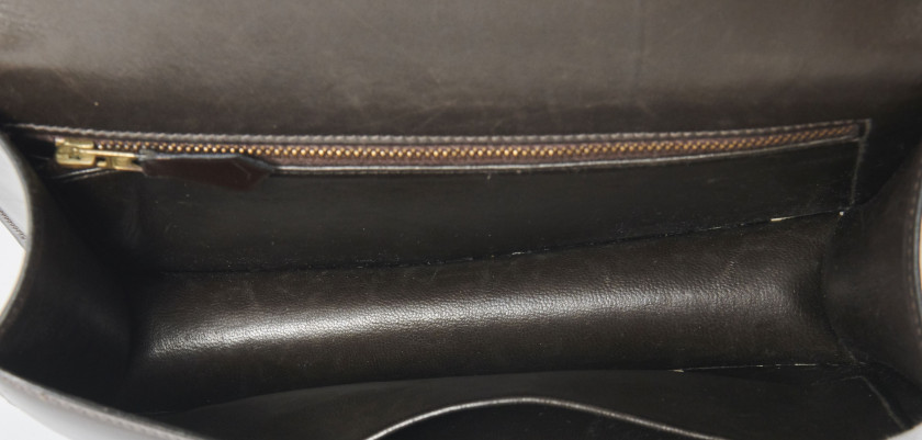HERMÈS 1982  Sac CONSTANCE 24 Box marron Garniture métal plaqué or  CONSTANCE 24 bag Brown box calfskin leather Gi...