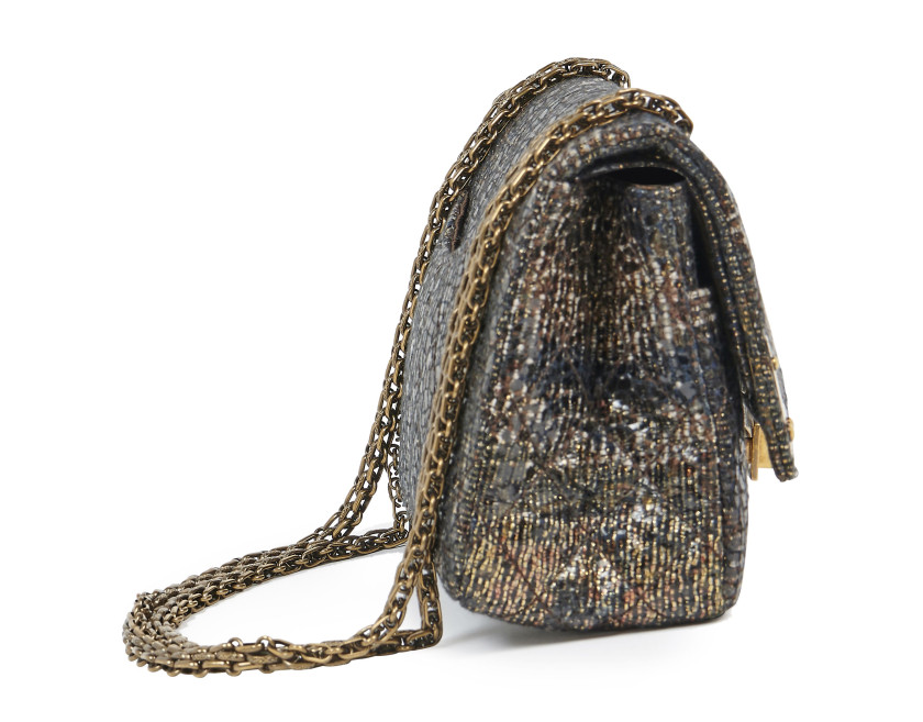 CHANEL, circa 2009/10  SAC "2.55" en tweed matelassé brun, noir, or et blanc enduit à effet craquelé, anse chaîne, garniture en métal