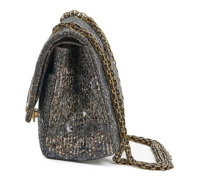 CHANEL, circa 2009/10  SAC "2.55" en tweed matelassé brun, noir, or et blanc enduit à effet craquelé, anse chaîne, garniture en métal