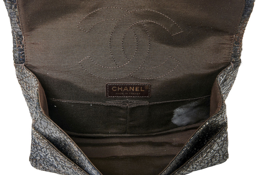 CHANEL, circa 2009/10  SAC "2.55" en tweed matelassé brun, noir, or et blanc enduit à effet craquelé, anse chaîne, garniture en métal