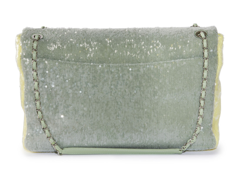 CHANEL 2022  Sac à rabat WATERFALL Large Sequins verts, jaunes et bleus Garniture métal argenté Dimensions : 39 x 27 x 1...