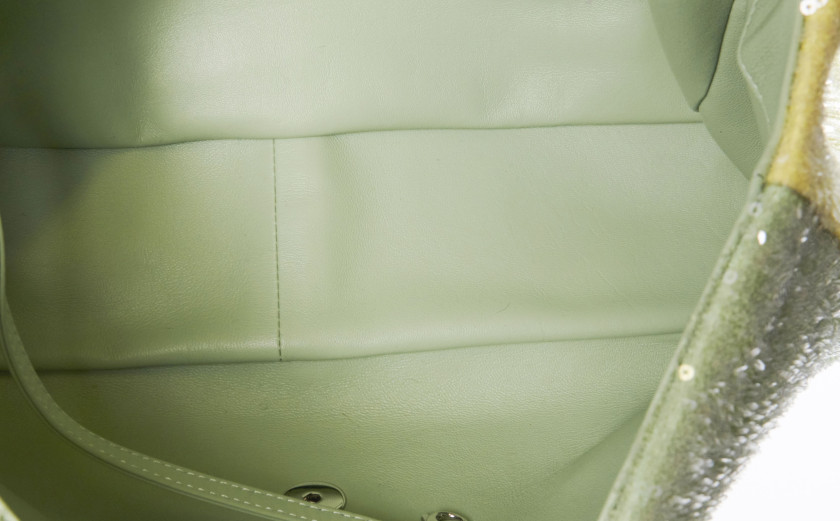 CHANEL 2022  Sac à rabat WATERFALL Large Sequins verts, jaunes et bleus Garniture métal argenté Dimensions : 39 x 27 x 1...